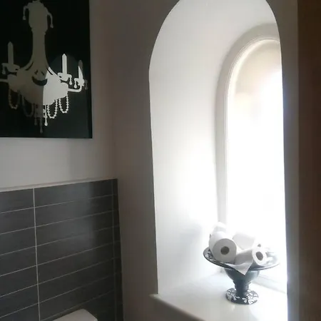 Апартаменти Flat 7 - Stunning Two Bed Open Plan City Center Flat Бристоль